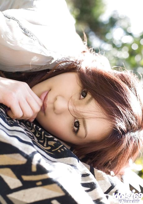 Excellent japanese babe Ryo Shinohara revealing her ass outside